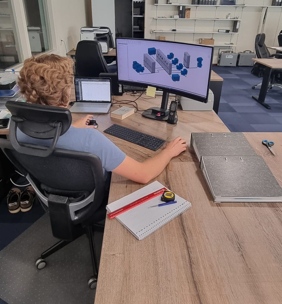 Engineer werkt aan een 3D-systeemontwerp op de engineeringafdeling van D&A Electric