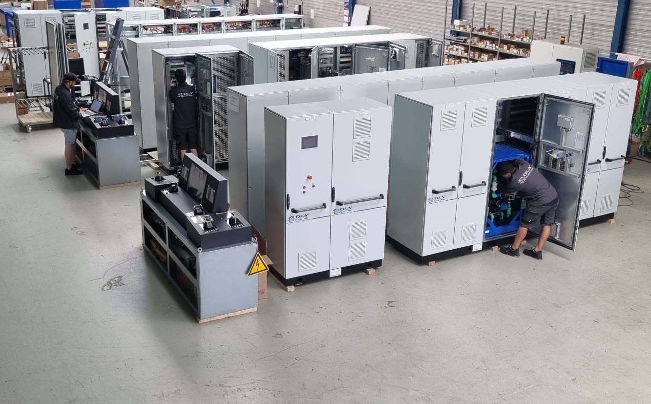 Complete aandrijfsystemen in aanbouw in de werkplaats van D&A Electric in Ridderkerk
